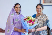 रायपुर : केंद्रीय महिला एवं बाल विकास मंत्री अन्नपूर्णा देवी से महिला एवं बाल विकास मंत्री लक्ष्मी राजवाड़े ने की सौजन्य भेंट