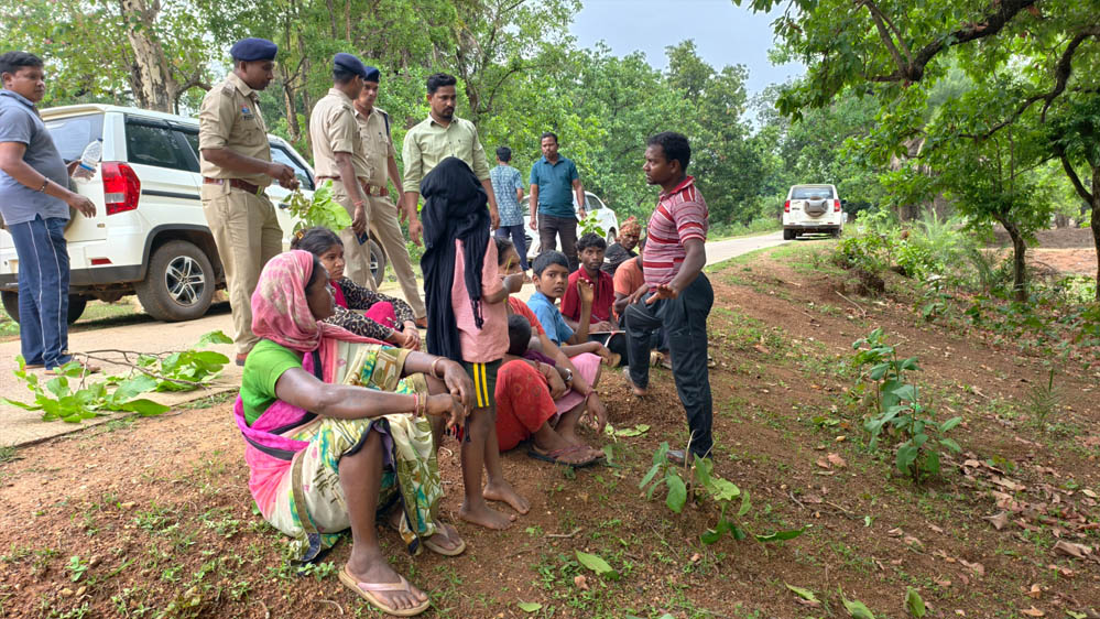धर्मांतरण के बाद ग्रामीण विवाद, ग्रामसभा ने परिवार को गांव से बाहर किया; धार्मिक परंपराओं से दूरी का आरोप धर्मांतरण के बाद ग्रामीण विवाद, ग्रामसभा ने परिवार को गांव से बाहर किया; धार्मिक परंपराओं से दूरी का आरोप