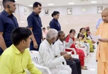 योगी के जनता दर्शन में समस्याओं की सुनवाई, अधिकारियों पर सख्ती दिखाई