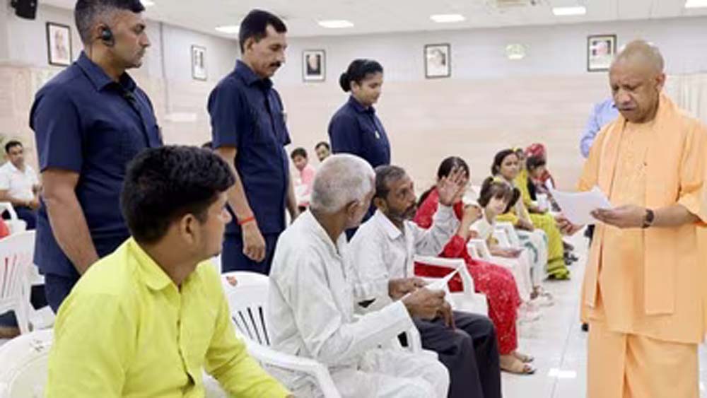 योगी के जनता दर्शन में समस्याओं की सुनवाई, अधिकारियों पर सख्ती दिखाई योगी के जनता दर्शन में समस्याओं की सुनवाई, अधिकारियों पर सख्ती दिखाई