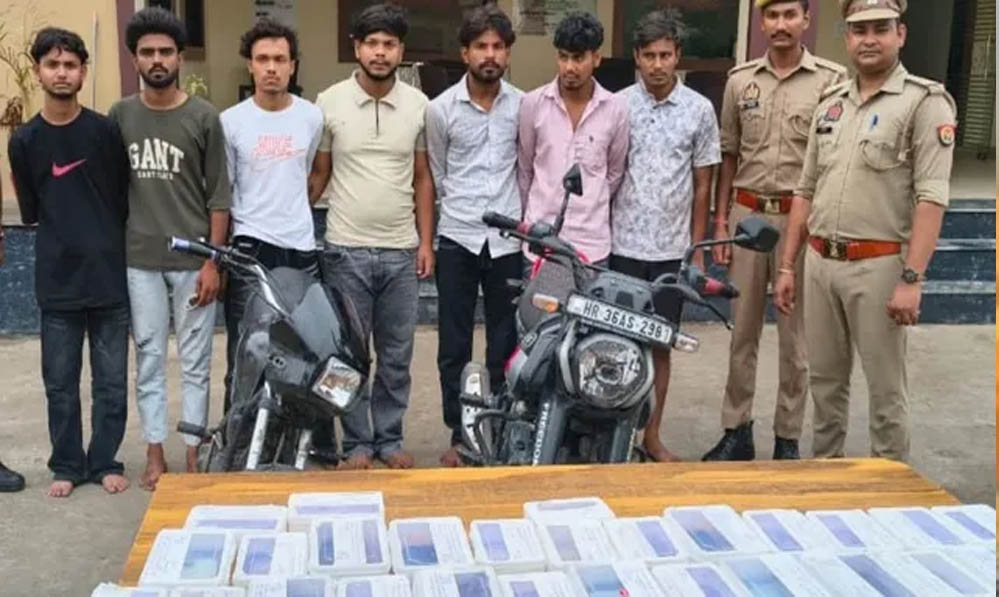 मथुरा पुलिस का बड़ा खुलासा, ऐप के जरिए युवकों को फंसाकर ब्लैकमेल करने वाला गिरोह गिरफ्तार मथुरा पुलिस का बड़ा खुलासा, ऐप के जरिए युवकों को फंसाकर ब्लैकमेल करने वाला गिरोह गिरफ्तार