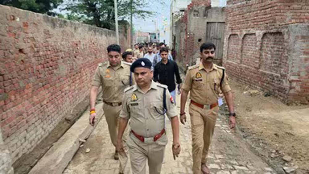 मथुरा बना साइबर ठगों का अड्डा, पुलिस की छापेमारी में 40 शातिर गिरफ्तार