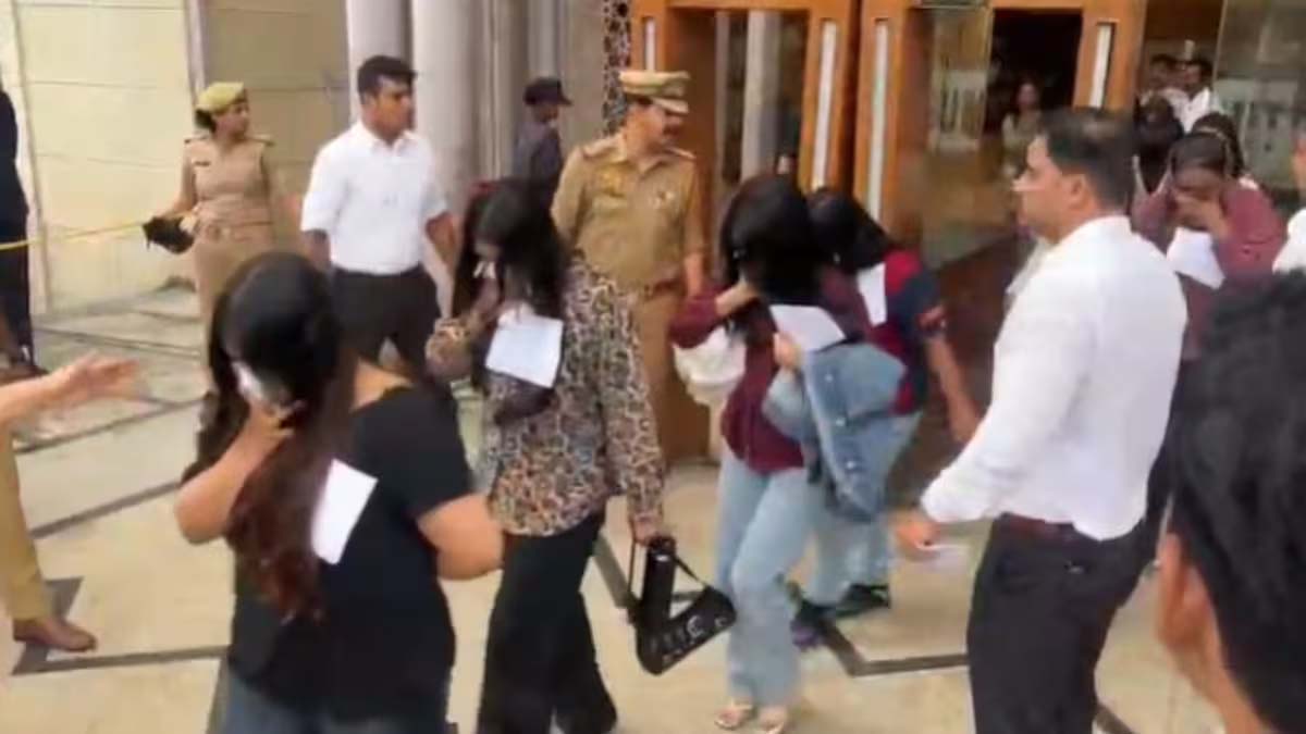 लखनऊ में अंतरराष्ट्रीय कॉल सेंटर का भंडाफोड़, 119 साइबर ठग गिरफ्तार लखनऊ में अंतरराष्ट्रीय कॉल सेंटर का भंडाफोड़, 119 साइबर ठग गिरफ्तार