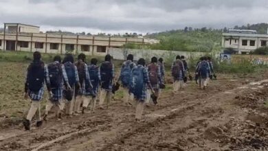 हल्की बारिश में दलदल बना सीएम राइज स्कूल मार्ग, छात्रों की बढ़ी परेशानी