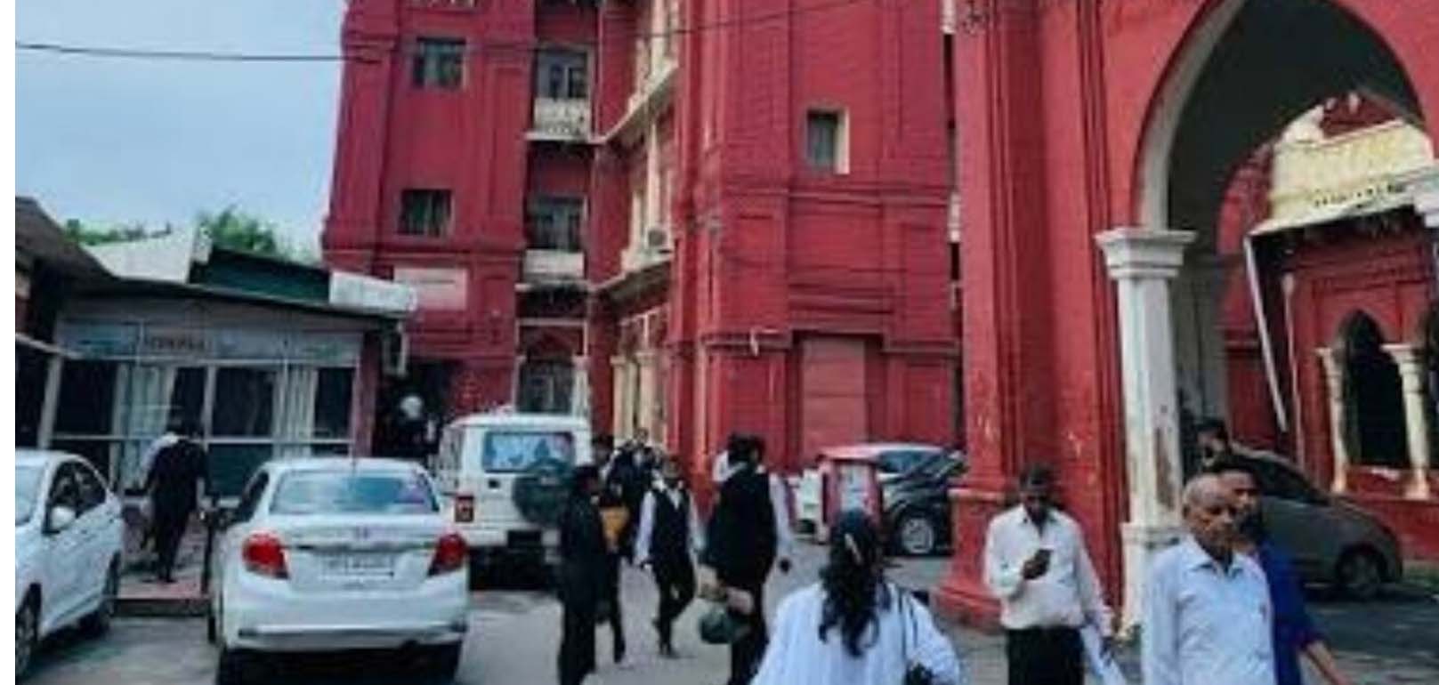 लखनऊ सिविल कोर्ट हमला: आरोपी वकीलों की तलाश तेज, 10 पुलिस टीमें कर रहीं छापेमारी लखनऊ सिविल कोर्ट हमला: आरोपी वकीलों की तलाश तेज, 10 पुलिस टीमें कर रहीं छापेमारी