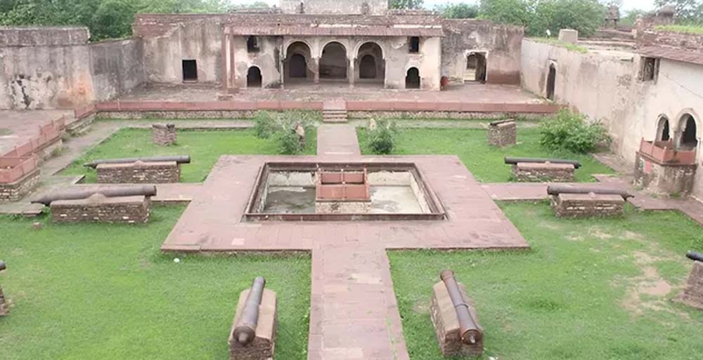 शिवपुरी के नरवर किले से 500 साल पुरानी सिंधिया कालीन तोप चोरी, मचा हड़कंप शिवपुरी के नरवर किले से 500 साल पुरानी सिंधिया कालीन तोप चोरी, मचा हड़कंप