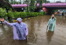 मुंबई में बारिश का कहर! सड़कों पर घुटनों तक पानी, रेलवे ट्रैक डूबे, स्कूल-कॉलेज बंद