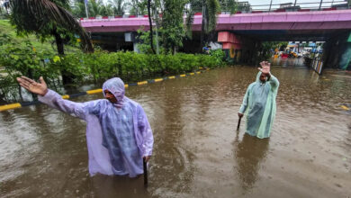 मुंबई में बारिश का कहर! सड़कों पर घुटनों तक पानी, रेलवे ट्रैक डूबे, स्कूल-कॉलेज बंद