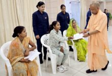 मुख्यमंत्री योगी आदित्यनाथ ने जनता दर्शन में सुनीं फरियादियों की समस्याएं