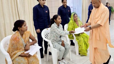 मुख्यमंत्री योगी आदित्यनाथ ने जनता दर्शन में सुनीं फरियादियों की समस्याएं