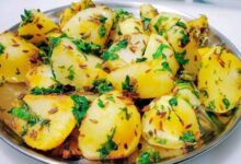 10 मिनट में बनाएं धनिया वाले चटपटे आलू, दाल-चावल का स्वाद बढ़ाएं
