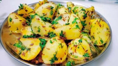 10 मिनट में बनाएं धनिया वाले चटपटे आलू, दाल-चावल का स्वाद बढ़ाएं