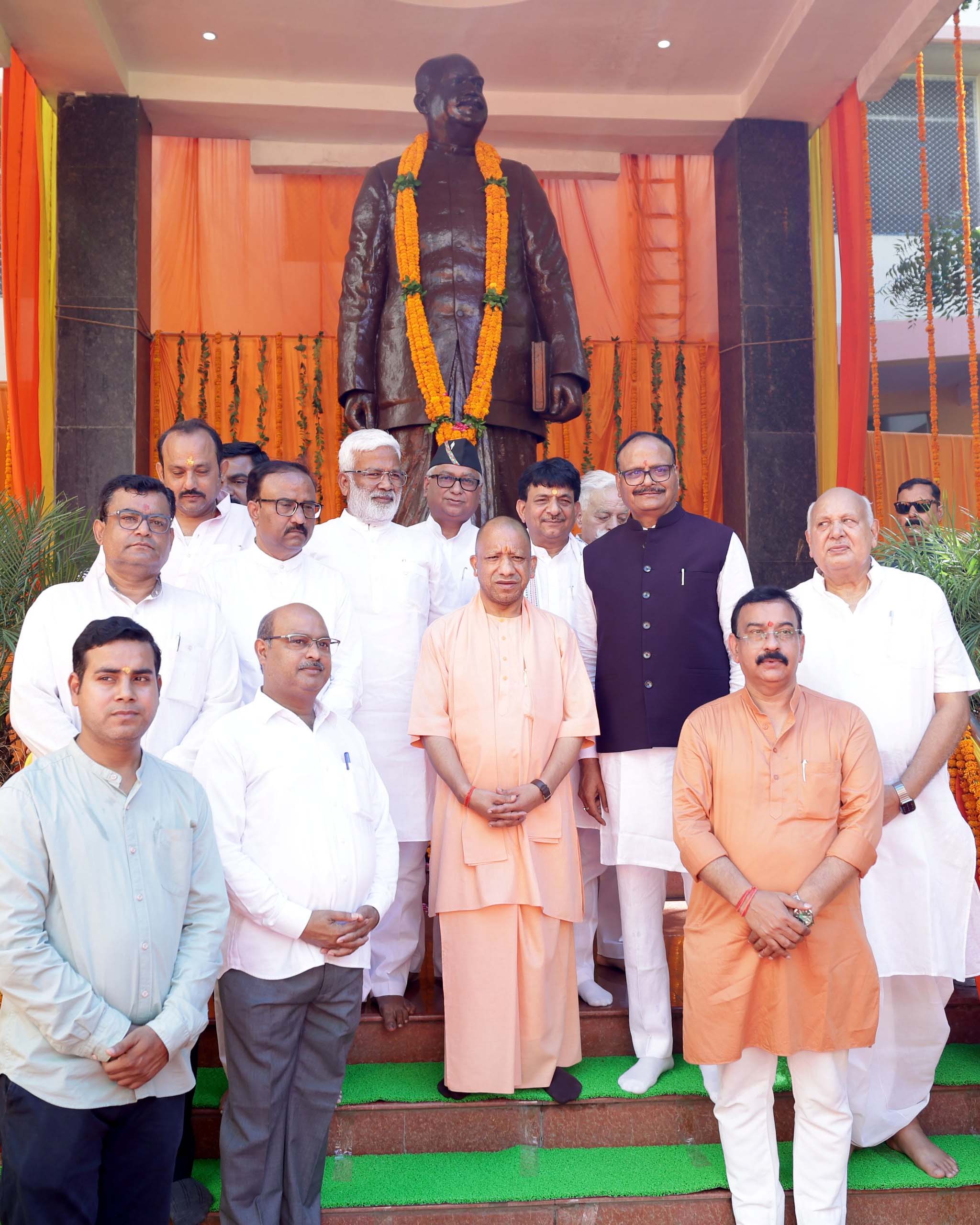 योगी आदित्यनाथ ने डॉ. श्यामा प्रसाद मुखर्जी को भारत की एकता का महान सपूत बताया