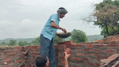 डिंडौरी में आदिवासियों ने चंदा जुटाकर बना दिया सरकारी स्कूल, 3 साल तक नहीं मिली सरकारी मदद डिंडौरी में आदिवासियों ने चंदा जुटाकर बना दिया सरकारी स्कूल, 3 साल तक नहीं मिली सरकारी मदद
