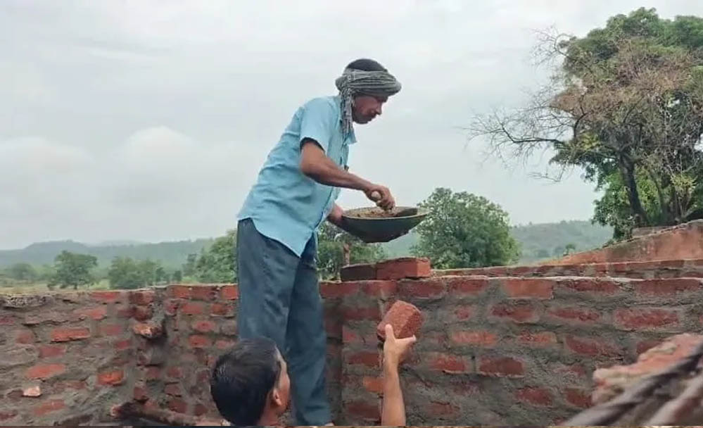 डिंडौरी में आदिवासियों ने चंदा जुटाकर बना दिया सरकारी स्कूल, 3 साल तक नहीं मिली सरकारी मदद डिंडौरी में आदिवासियों ने चंदा जुटाकर बना दिया सरकारी स्कूल, 3 साल तक नहीं मिली सरकारी मदद
