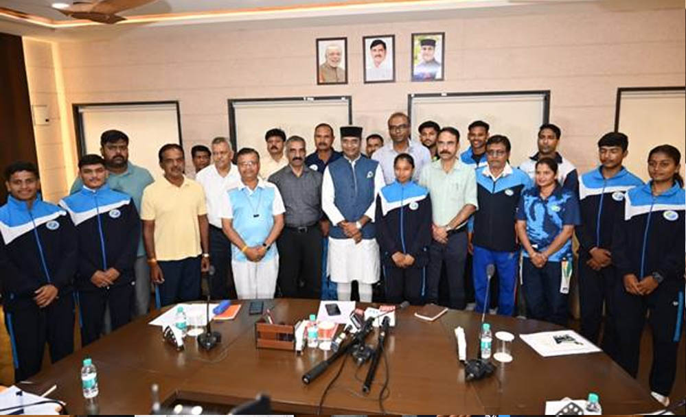एशियन गेम्स के लिए क्वालीफाई करने वाले खिलाड़ियों से टी.टी. नगर स्टेडियम में मिले मंत्री सारंग