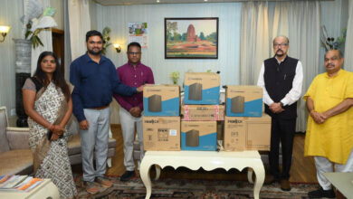 स्वेच्छानुदान मद से सुदूर वनांचल स्थित स्वामी आत्मानंद स्कूल, मांझीगुडा को 10 कंप्यूटर प्रदत्त