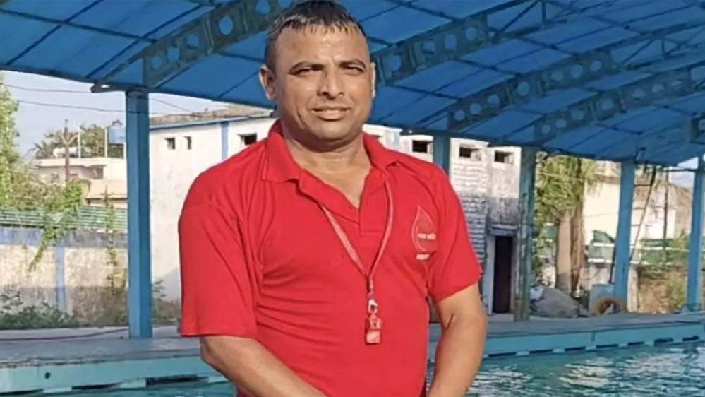 बैतूल के दिव्यांग तैराक रामबरन को फिर मिला मौका! इंग्लैंड में 36 किमी तैराकी कर रचेंगे इतिहास बैतूल के दिव्यांग तैराक रामबरन को फिर मिला मौका! इंग्लैंड में 36 किमी तैराकी कर रचेंगे इतिहास