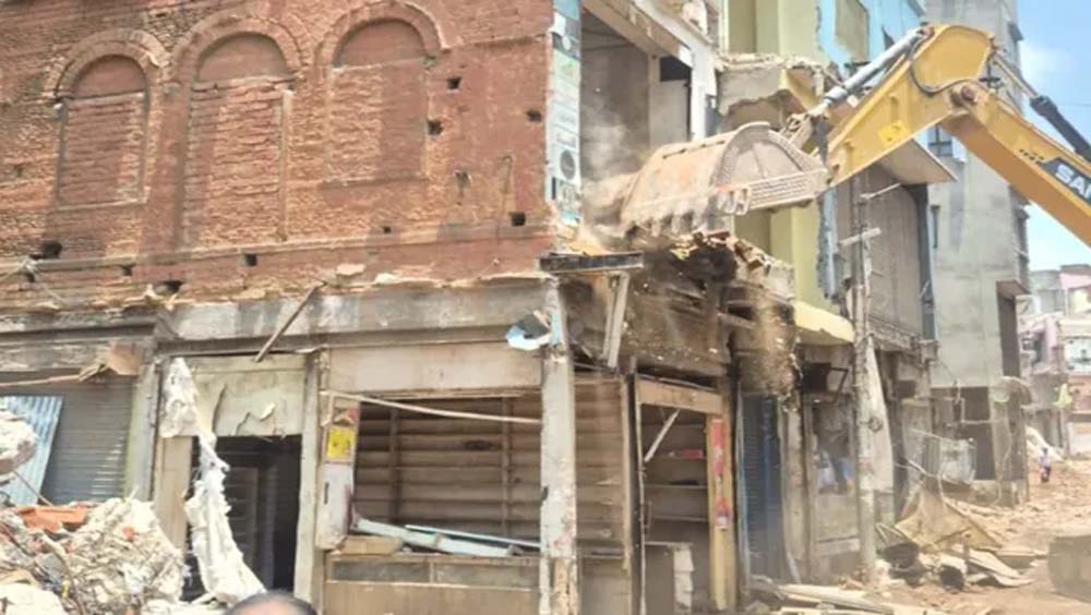 दालमंडी चौड़ीकरण अभियान में फिर चला बुलडोजर, 10 भवनों पर कार्रवाई दालमंडी चौड़ीकरण अभियान में फिर चला बुलडोजर, 10 भवनों पर कार्रवाई