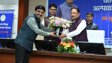 रायपुर : कर्मचारियों की गरिमा और आर्थिक सुरक्षा के लिए मुख्यमंत्री विष्णु देव साय की बड़ी पहल रायपुर : कर्मचारियों की गरिमा और आर्थिक सुरक्षा के लिए मुख्यमंत्री विष्णु देव साय की बड़ी पहल