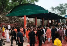 चित्रकूट दौरे पर CM योगी, कामदगिरि की परिक्रमा कर बरहा हनुमान मंदिर में की पूजा-अर्चना