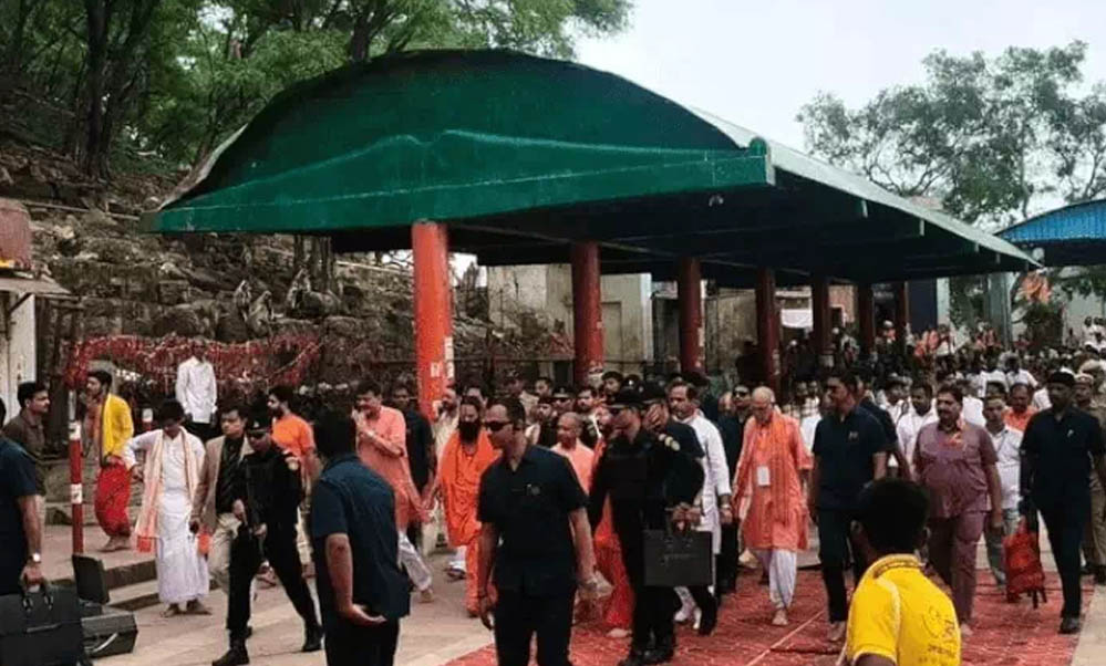 चित्रकूट दौरे पर CM योगी, कामदगिरि की परिक्रमा कर बरहा हनुमान मंदिर में की पूजा-अर्चना चित्रकूट दौरे पर CM योगी, कामदगिरि की परिक्रमा कर बरहा हनुमान मंदिर में की पूजा-अर्चना