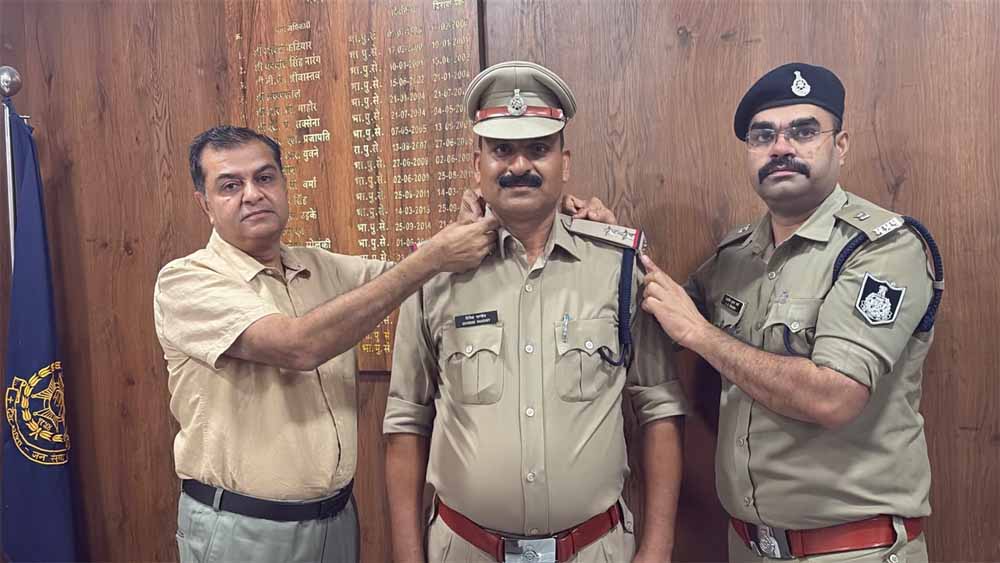 रीडर एएसआई दिनेश पांडे बने सब इंस्पेक्टर, एसपी ने कंधों पर लगाए नए सितारे रीडर एएसआई दिनेश पांडे बने सब इंस्पेक्टर, एसपी ने कंधों पर लगाए नए सितारे