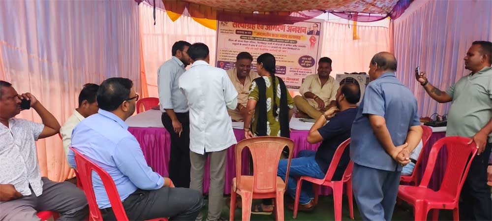 छात्रवृत्ति घोटाले में कार्रवाई की मांग तेज आमरण अनशन तीसरे दिन भी जारी छात्रवृत्ति घोटाले में कार्रवाई की मांग तेज आमरण अनशन तीसरे दिन भी जारी