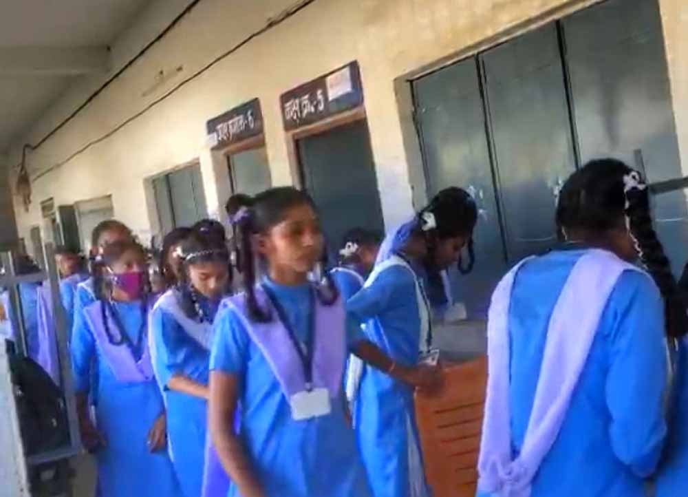 CG के स्कूल में अचानक बेहोश हुईं कई छात्राएं, एक की हालत गंभीर, अस्पताल में भर्ती