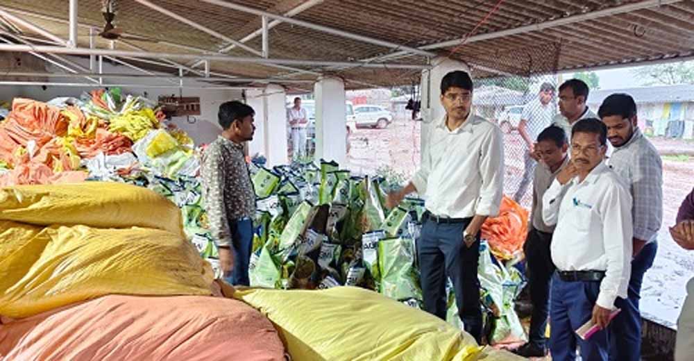 CG में कृषि विभाग की बड़ी कार्रवाई, अवैध भंडारण और पैकेजिंग यूनिट पर छापा, गोदाम सील CG में कृषि विभाग की बड़ी कार्रवाई, अवैध भंडारण और पैकेजिंग यूनिट पर छापा, गोदाम सील