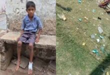 धमतरी स्कूल में शराब की टूटी बोतल से घायल हुआ छात्र, ग्रामीणों का फूटा गुस्सा, कार्रवाई की मांग
