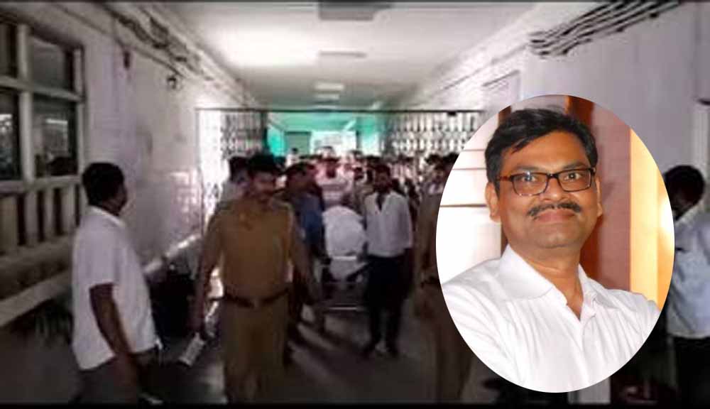 बिलासपुर में मंच पर गाना गाते-गाते प्रोफेसर को आया हार्ट अटैक, मौके पर हुई मौत बिलासपुर में मंच पर गाना गाते-गाते प्रोफेसर को आया हार्ट अटैक, मौके पर हुई मौत