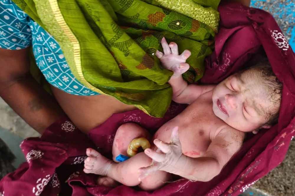 चलती बस में गूंजी किलकारी! सफर के दौरान महिला ने बच्चे को दिया जन्म, यात्रियों ने की मदद चलती बस में गूंजी किलकारी! सफर के दौरान महिला ने बच्चे को दिया जन्म, यात्रियों ने की मदद
