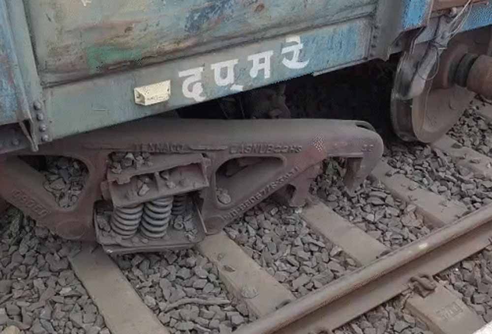 बिलासपुर में मालगाड़ी के डिब्बे पटरी से उतरे, जेसीबी का बकेट फंसने से हादसे की आशंका