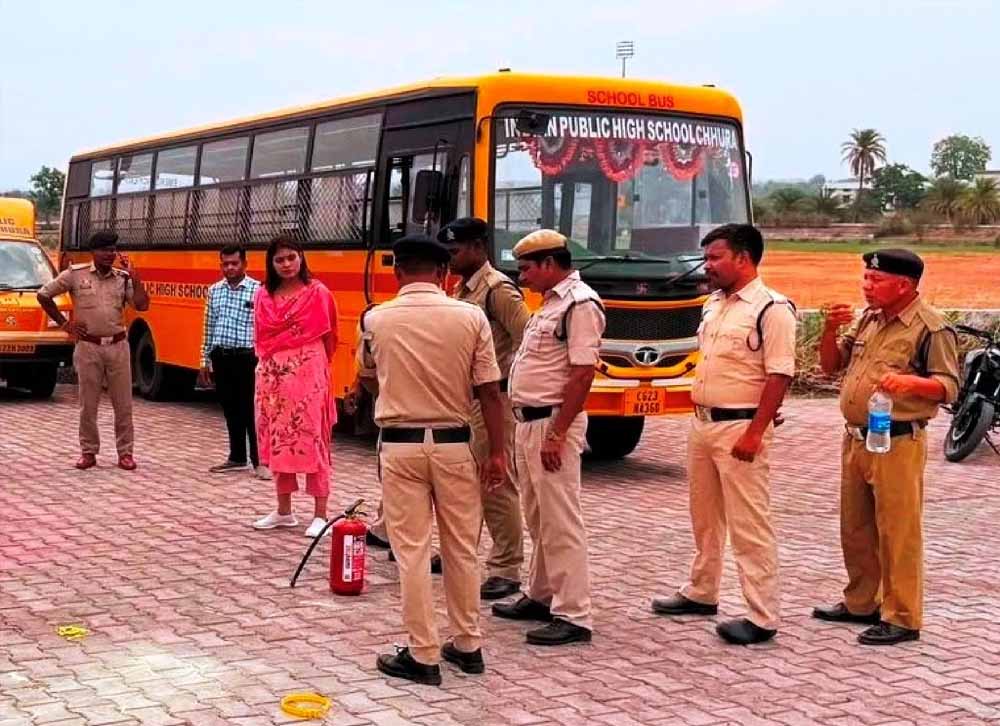 रायपुर पुलिस का बड़ा अभियान, 200 स्कूल बसों और ड्राइवरों की हो रही जांच रायपुर पुलिस का बड़ा अभियान, 200 स्कूल बसों और ड्राइवरों की हो रही जांच