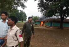 CG में हेडमास्टर की हत्या के बाद भड़की हिंसा, आरोपियों के घरों में लगाई आग, गांव में तनाव CG में हेडमास्टर की हत्या के बाद भड़की हिंसा, आरोपियों के घरों में लगाई आग, गांव में तनाव