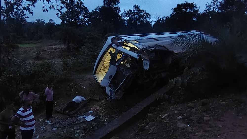 CG में तेज रफ्तार बस पलटी, 10 यात्री घायल; हादसे के बाद मची अफरा-तफरी