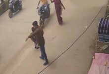 CG News: चलती स्कूल वैन का गेट खुला, सड़क पर गिरा मासूम; बड़ा हादसा टला