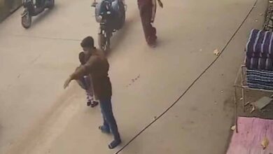 CG News: चलती स्कूल वैन का गेट खुला, सड़क पर गिरा मासूम; बड़ा हादसा टला