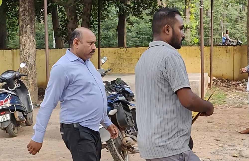 कोंडागांव में रिश्वतखोरी का भंडाफोड़, नामांतरण के बदले घूस लेते तहसीलदार का रीडर गिरफ्तार