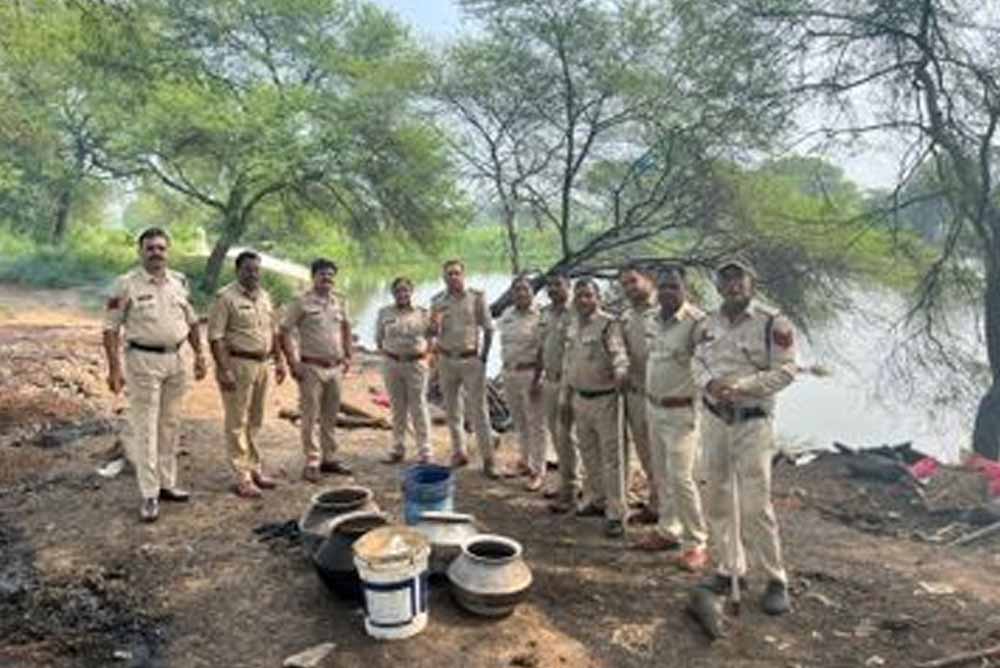 CG में शराब माफिया पर कार्रवाई के दौरान पुलिस टीम पर हमला, 6 ग्रामीण गिरफ्तार CG में शराब माफिया पर कार्रवाई के दौरान पुलिस टीम पर हमला, 6 ग्रामीण गिरफ्तार
