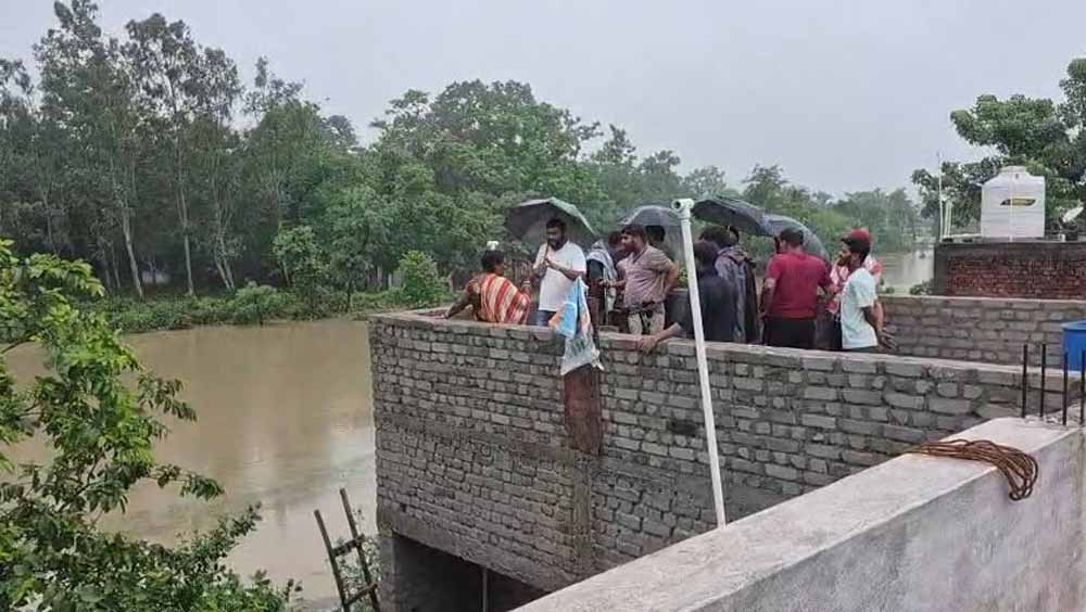 बिलासपुर में भारी बारिश से कई घर बने टापू, भूख-प्यास से जूझ रहे लोग बिलासपुर में भारी बारिश से कई घर बने टापू, भूख-प्यास से जूझ रहे लोग