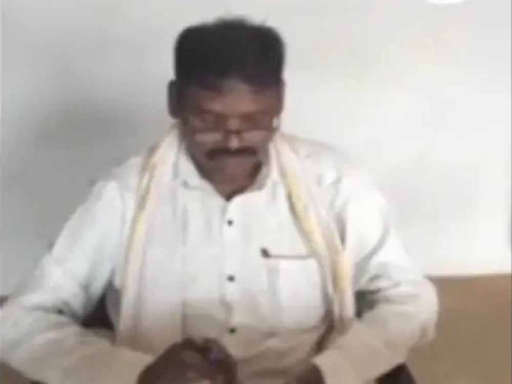 राजनांदगांव में रिश्वत लेते वीडियो वायरल, कलेक्टर ने पटवारी को किया निलंबित