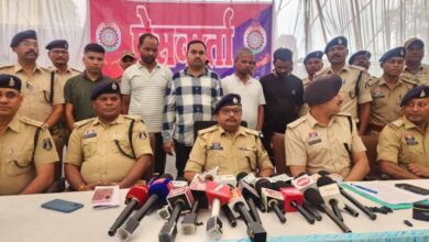 43 शिक्षकों से करोड़ों की लोन ठगी, 5 आरोपी गिरफ्तार, लैपटॉप और चेकबुक बरामद