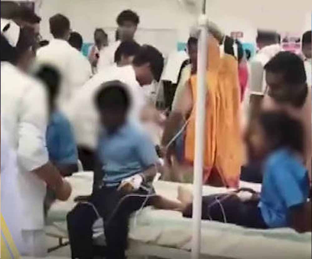 CG के स्कूल में छात्र ने एक दर्जन सहपाठियों को काटा, स्वास्थ्य विभाग की टीम पहुंची जांच में CG के स्कूल में छात्र ने एक दर्जन सहपाठियों को काटा, स्वास्थ्य विभाग की टीम पहुंची जांच में
