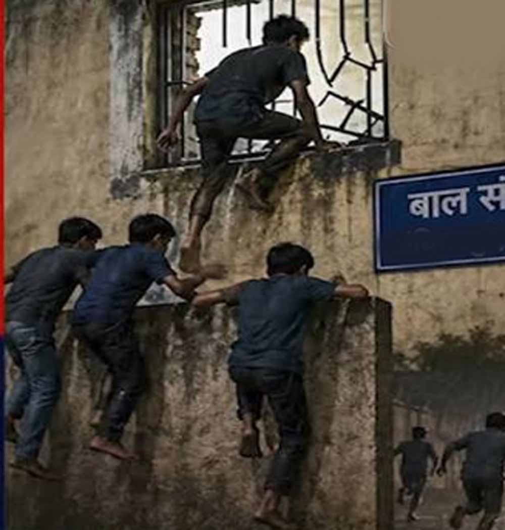 बाल संप्रेक्षण गृह में चौकीदार की हत्या, 4 नाबालिग फरार, सुरक्षा व्यवस्था पर उठे सवाल बाल संप्रेक्षण गृह में चौकीदार की हत्या, 4 नाबालिग फरार, सुरक्षा व्यवस्था पर उठे सवाल