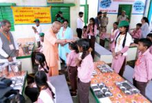 मुख्यमंत्री ने अपने हाथों से बच्चों को परोसा भोजन