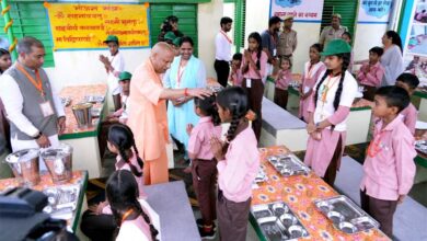 मुख्यमंत्री ने अपने हाथों से बच्चों को परोसा भोजन मुख्यमंत्री ने अपने हाथों से बच्चों को परोसा भोजन