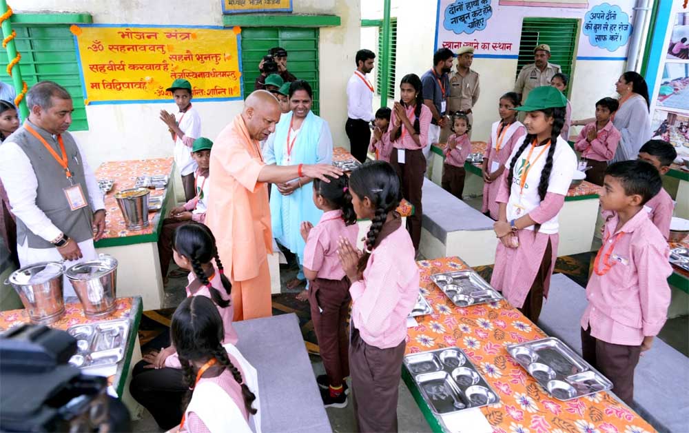 मुख्यमंत्री ने अपने हाथों से बच्चों को परोसा भोजन