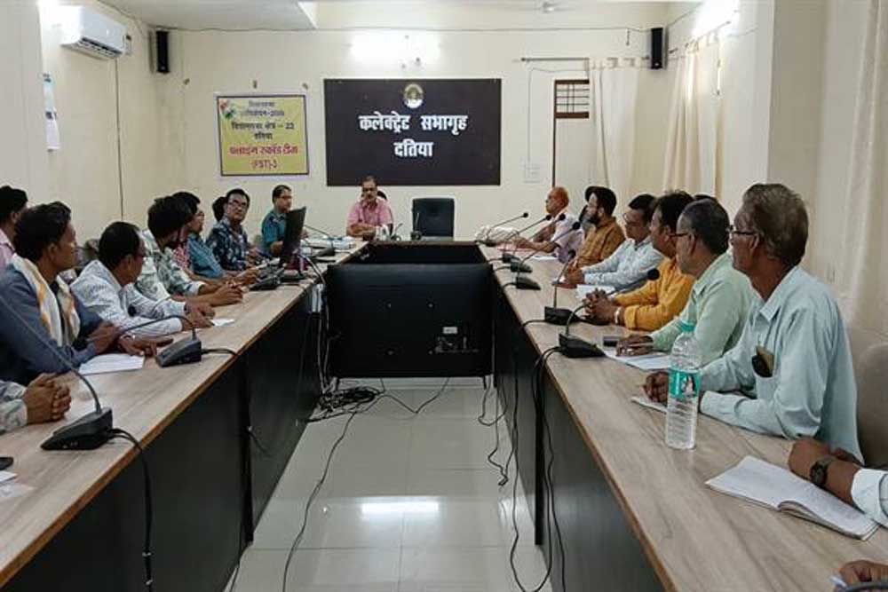 दतिया में निर्वाचन आयोग के दिशा-निर्देशों के अनुरूप प्रशासन सक्रिय दतिया में निर्वाचन आयोग के दिशा-निर्देशों के अनुरूप प्रशासन सक्रिय